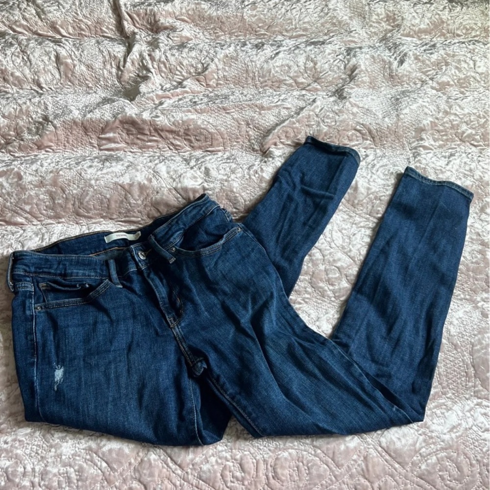 Levi’s 711 distressed skinny jeans